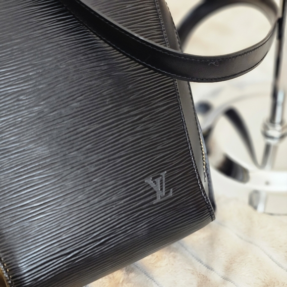 🔥😍GIFTABLE- Beautiful Condition 🔥😍 Authentic Louis Vuitton Epi Backpack - Picture 8 of 17